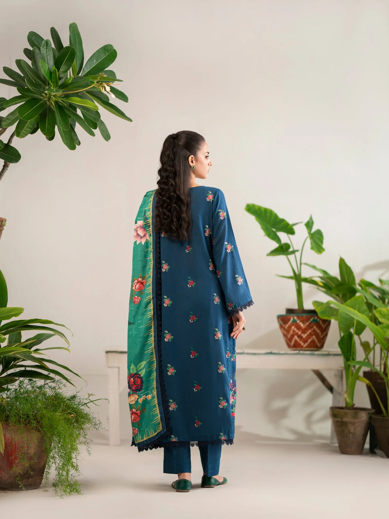 Lawn Karandi Embroidery